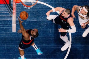 哈登赛点兑现，新疆男篮淘汰菲尼克斯太阳晋级四强，主帅激动落泪的简单介绍