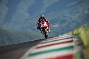 关于澳网半决赛对决在即！达拉斯独行侠演练定位球，金州勇士密集防守应对的信息